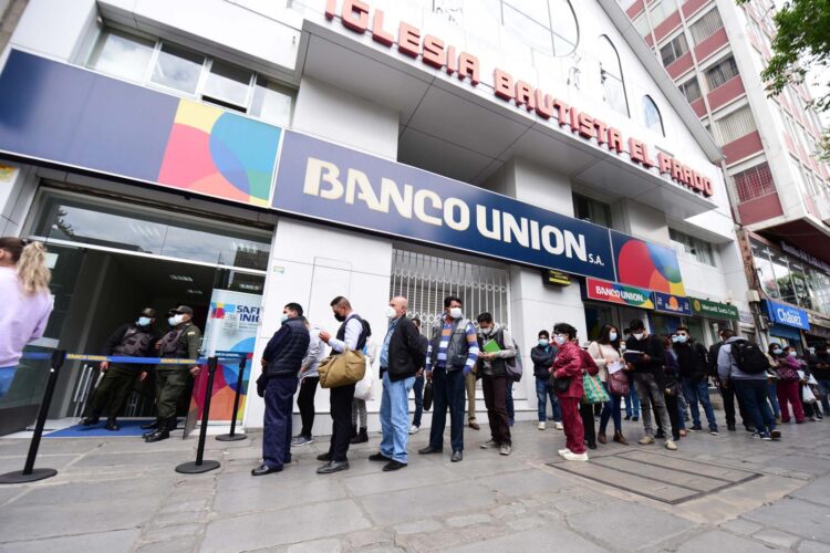 El bono se puede cobrar mediante las agencias del Banco Unión. Foto: Archivo La Razón.