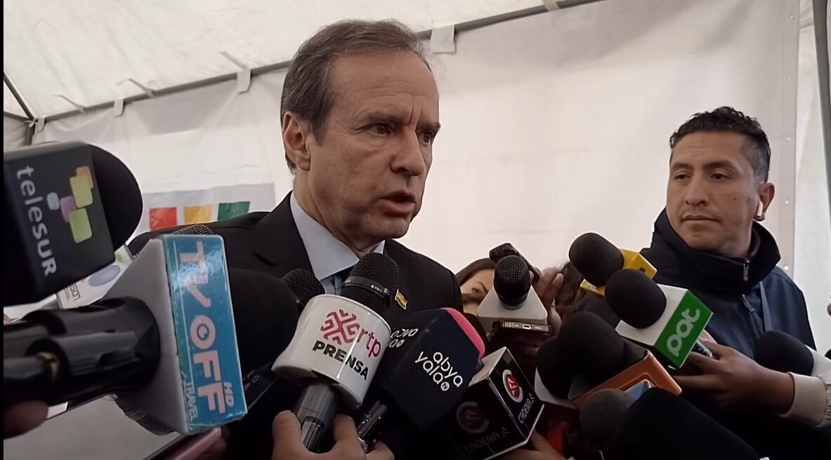 El expresidente Jorge Tuto Quiroga es entrevistado por la prensa.
