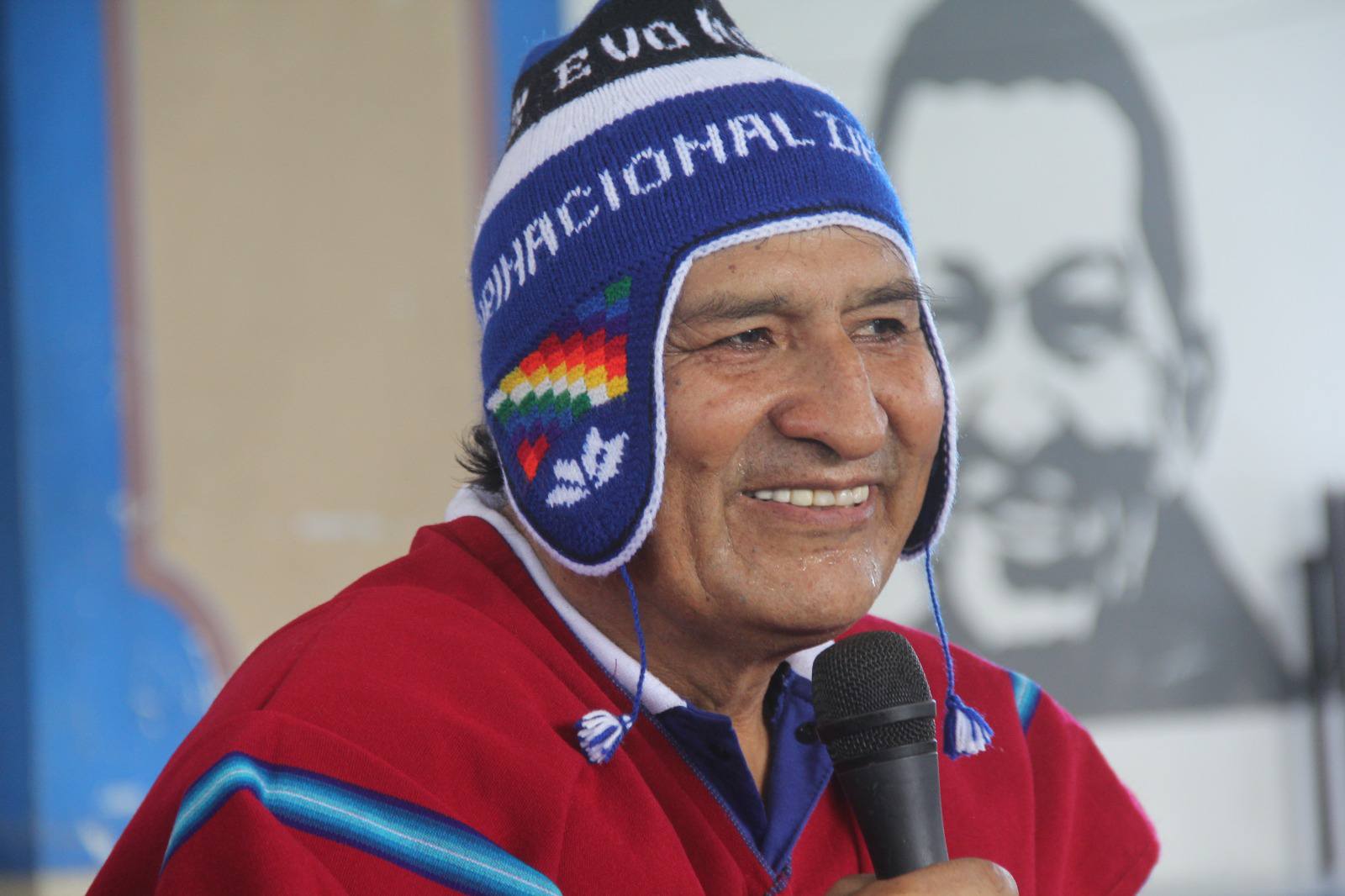 Evo Morales en su encuentro con los Ponchos Rojos de La Paz.