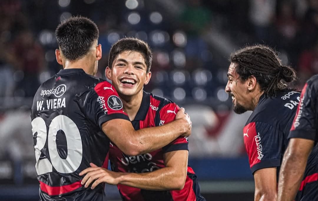 Viera, Fariña y Da Costa celebran un tanto a Melgar.