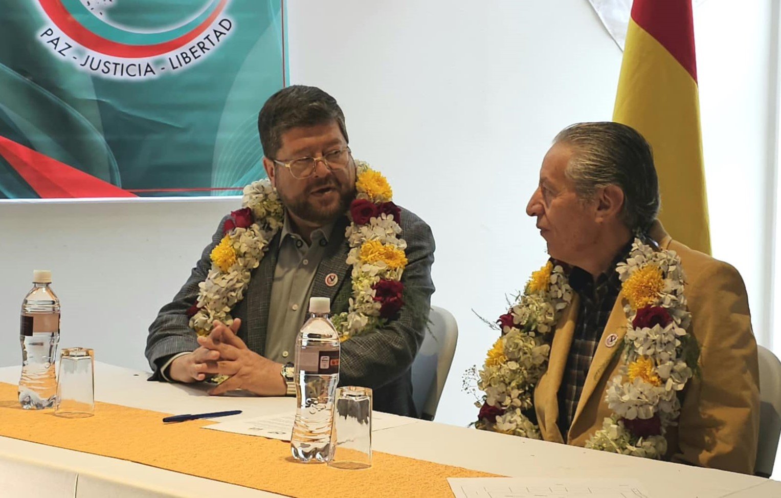 El empresario y precandidato Samuel Doria Medina y Carlos Böhrt, líder de agrupación política Al-Bus.