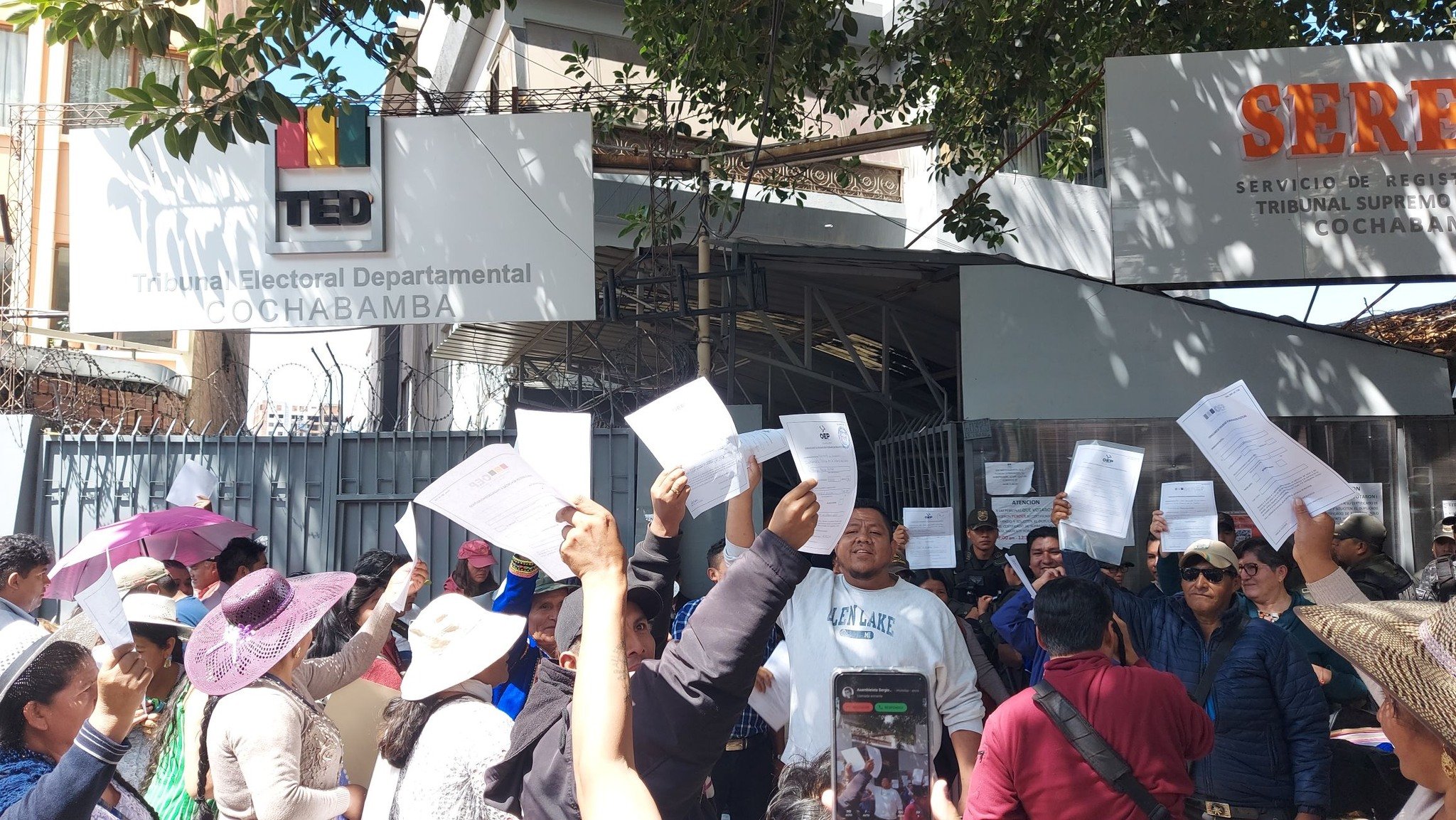 Militantes evistas llegan hasta el TED Cochabamba a renunciar al MAS.