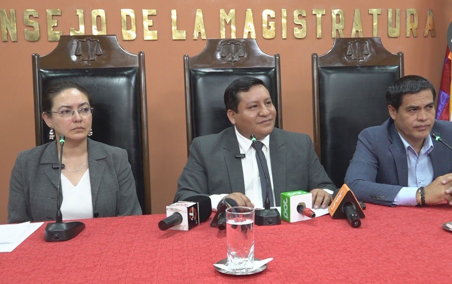 Sala Plena del Consejo de la Magistratura brinda una conferencia de prensa.