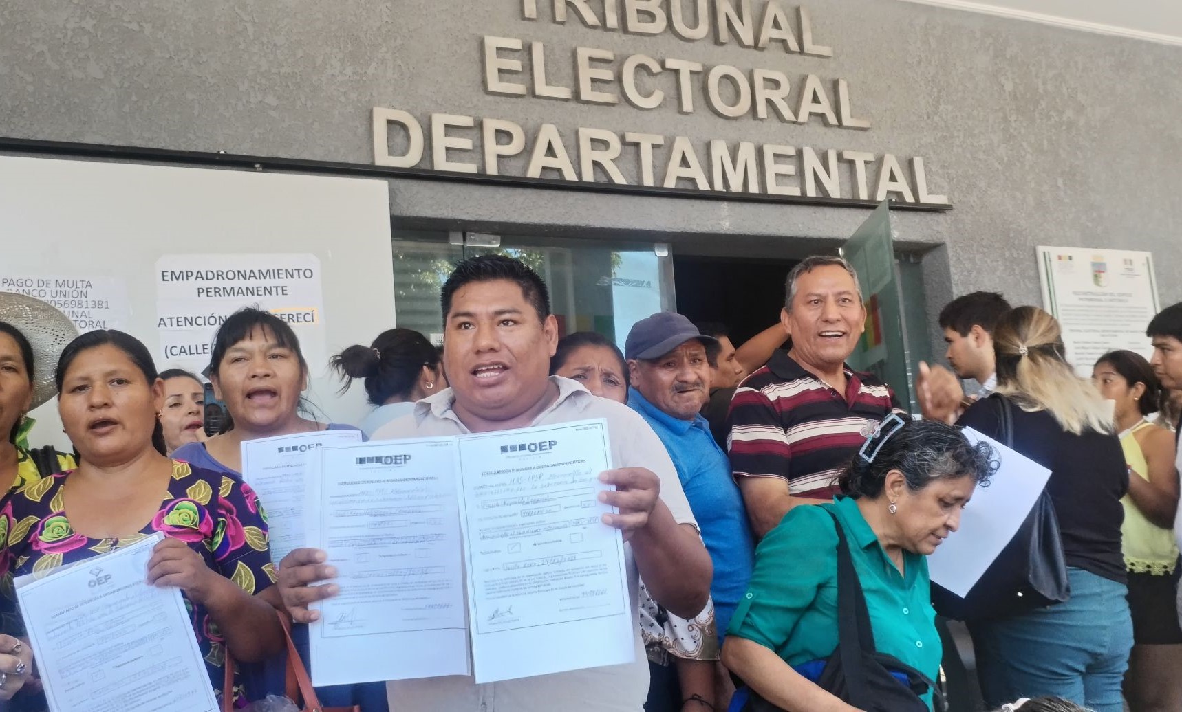 Militantes evistas llegan hasta el TED Santa Cruz para renunciar a la militancia del MAS.