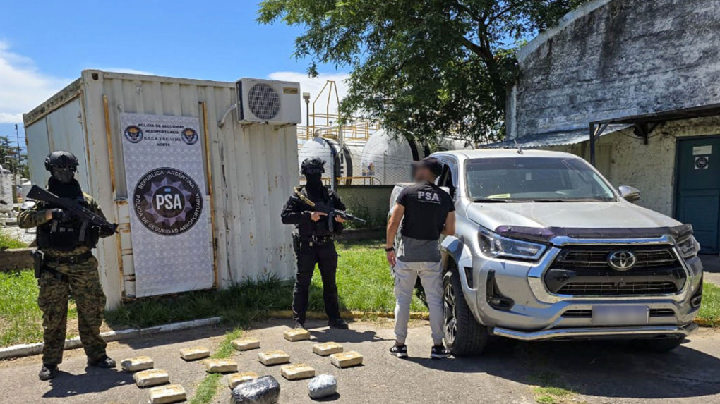 La Policía de Argentina muestra la droga incautada y uno de los vehículos secuestrados.