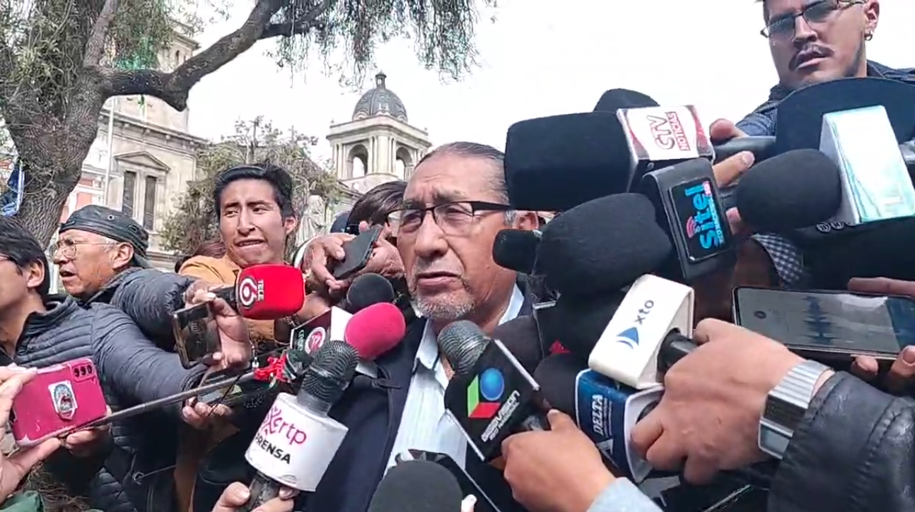 Eliseo Rodríguez, jefe nacional del FPV, brinda una conferencia de prensa.