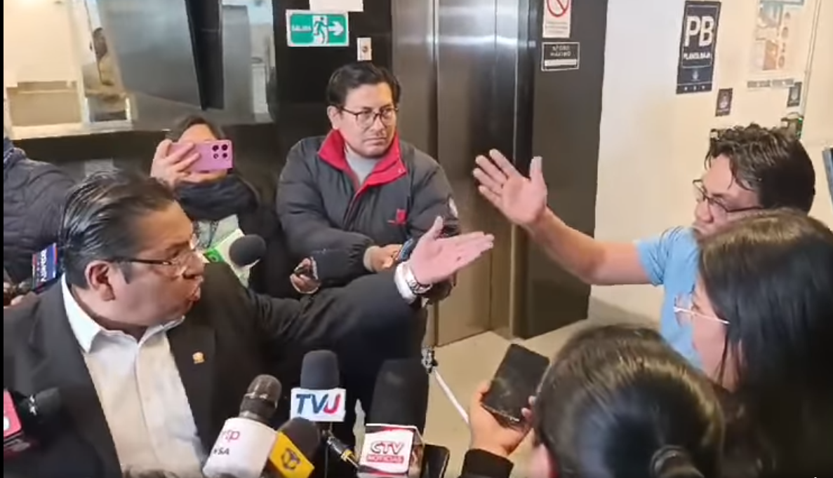 Los diputados Juan José Jauregui y Héctor Arce protagonizan un impasse verbal.