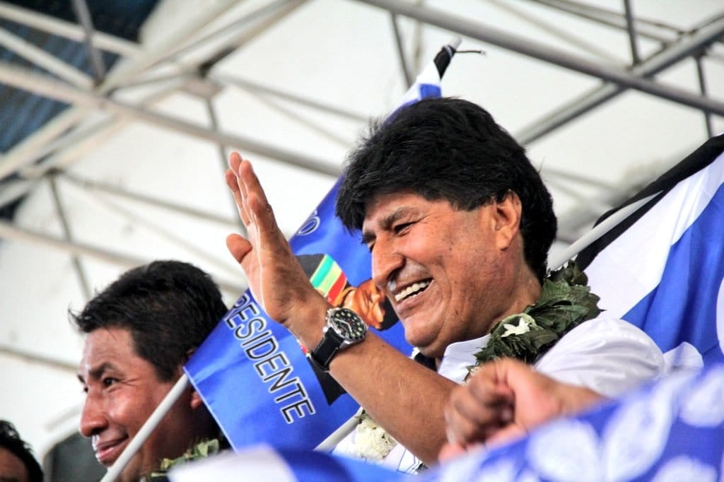 Evo Morales saluda a sus adherentes en un ampliado pasado en Lauca Ñ.