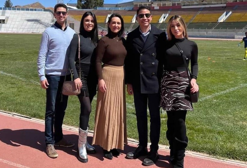 Paulo Folster (vestido todo de negro a la derecha) posa con sus familiares en el Jesús Bermúdez.