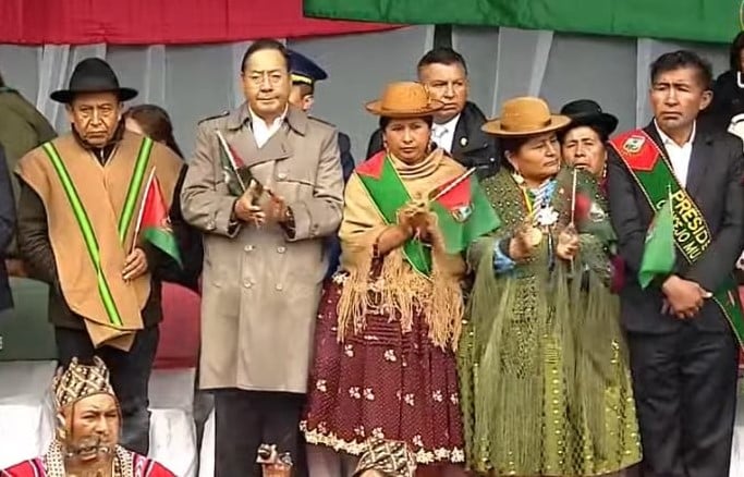 El presidente Luis Arce, el vicepresidente David Choquehuanca y la alcaldesa de El Alto, Eva Copa, en el aniversario 39 de ese municipio.