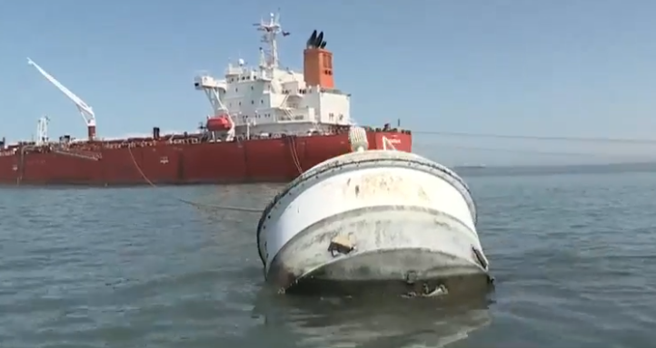 La descarga de uno de los buques en la terminal de Sica Sica.