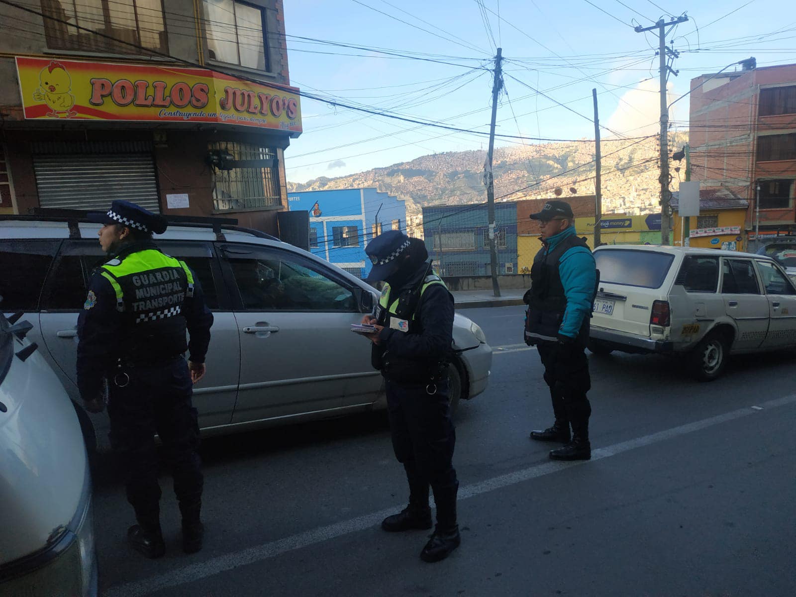 Un punto de control de pasajes en la ciudad de La Paz.