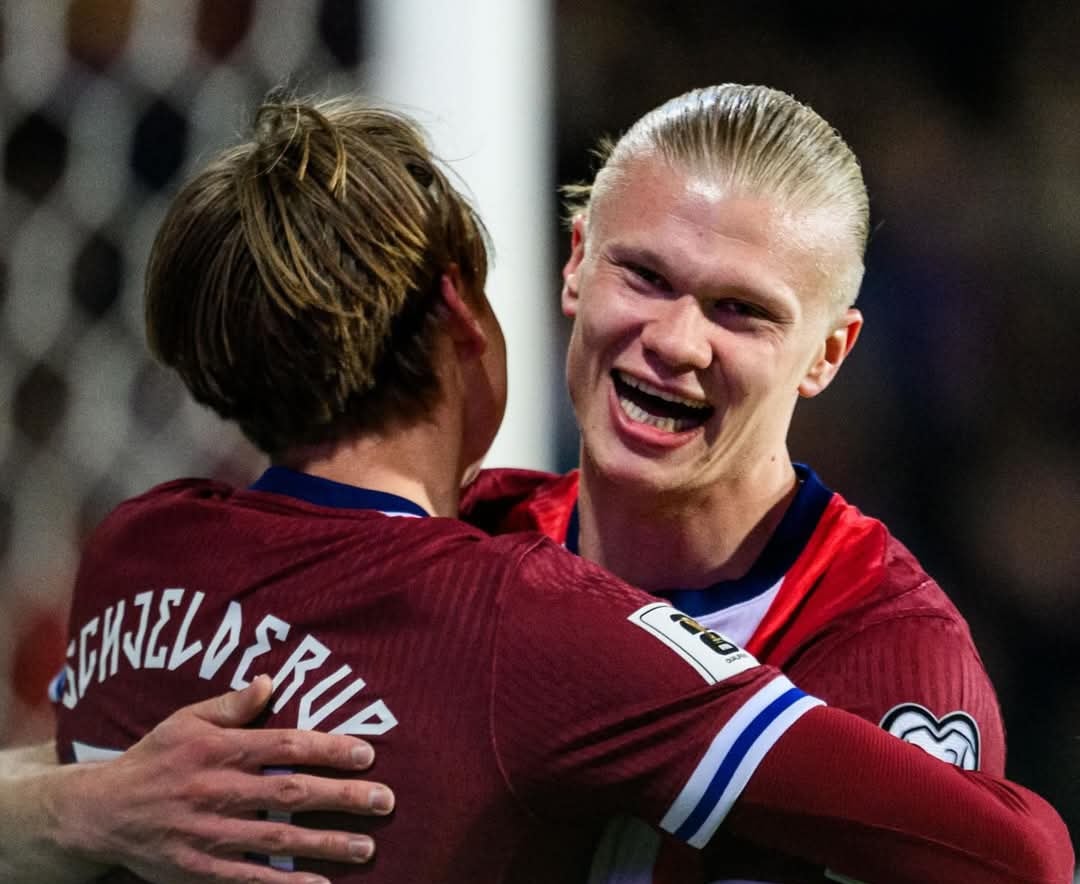 Erling Haaland abraza a Andreas Schjelderup luego de un gol.
