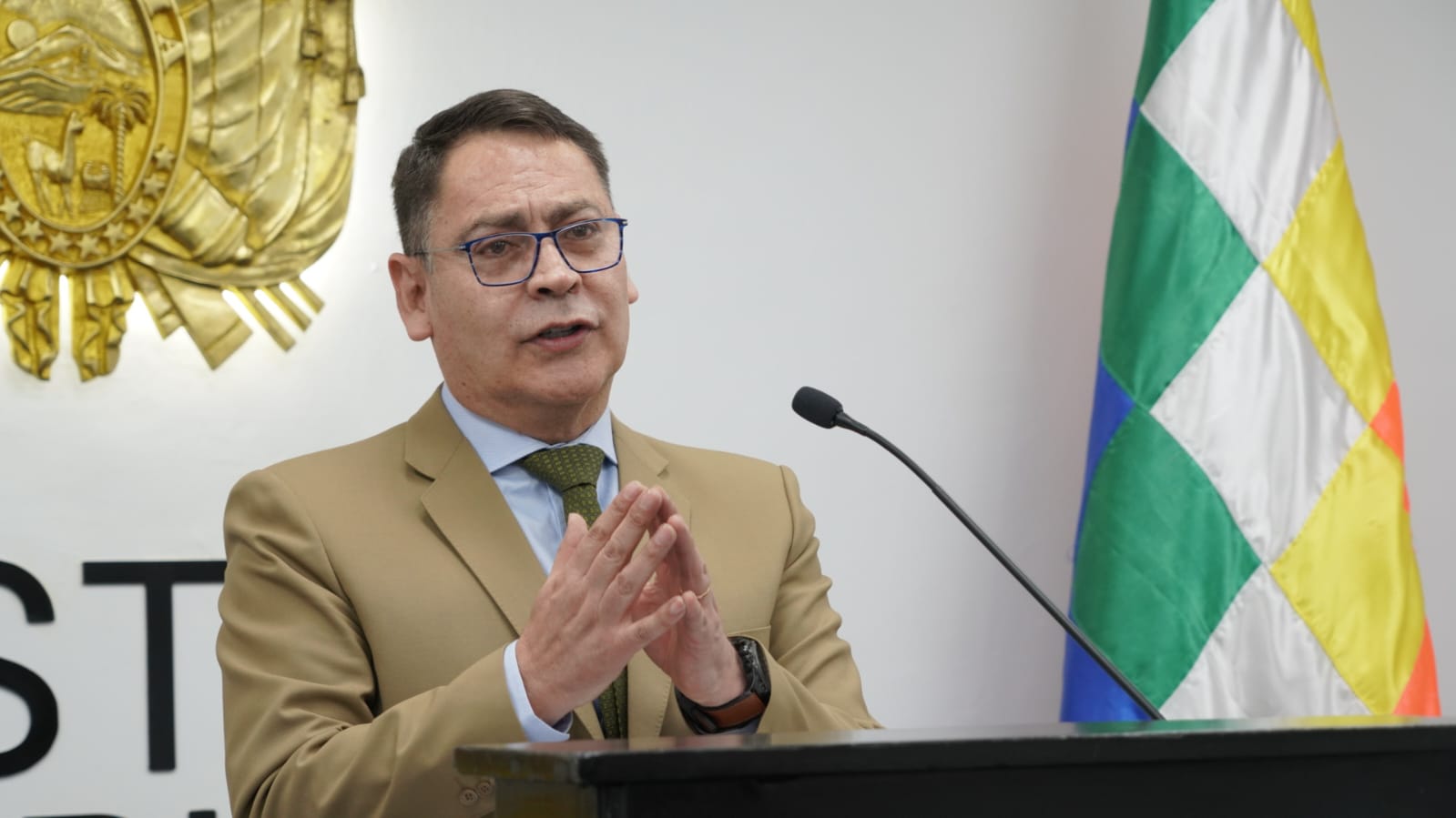 El viceministro Jhonny Aguilera brinda una conferencia de prensa.