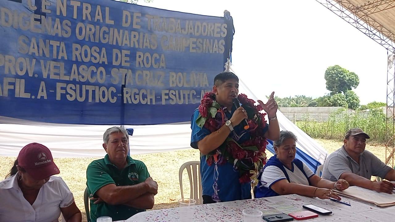 El diputado Rolando Cuellar participa del ampliado de los trabajadores campesinos de la localidad de Santa Rosa de la Roca.