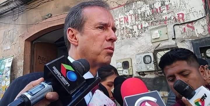 El expresidente Jorge Tuto Quiroga es entrevistado por la prensa.