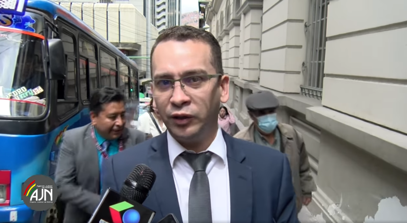 El presidente de la TSJ, Romer Saucedo, es entrevistado por la prensa.