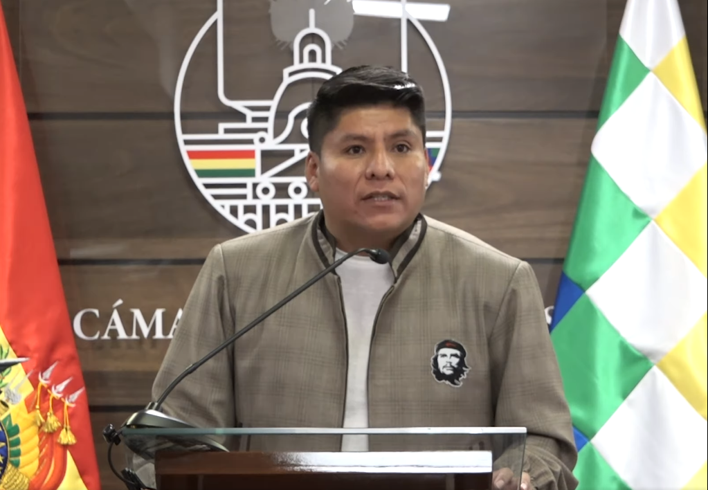El senador Leonardo Loza brinda una conferencia de prensa.