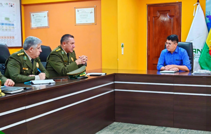 El director de la ANH con el Alto Mando Policial.