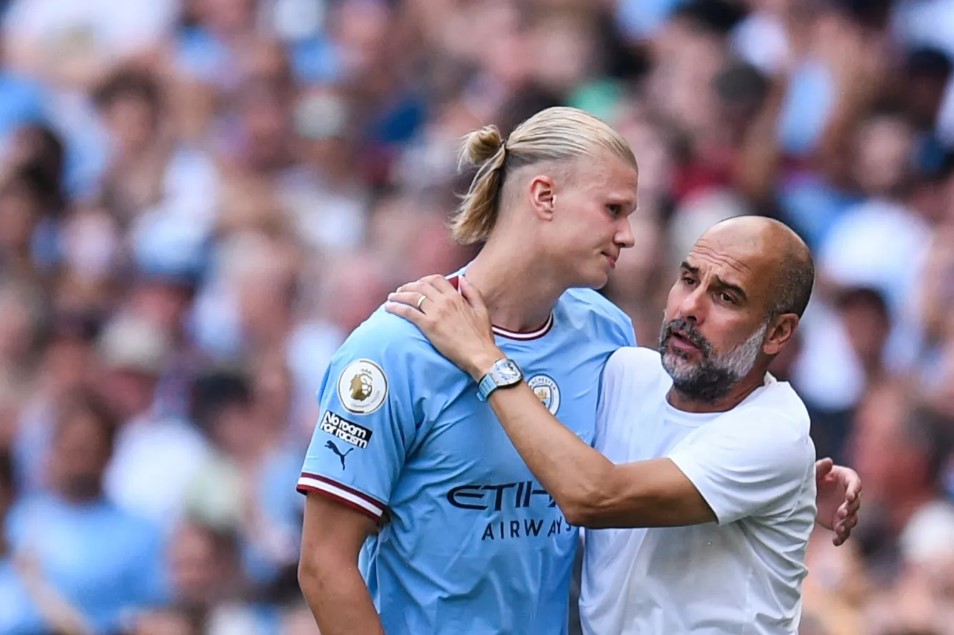 Haaland es abrazado por Guardiola