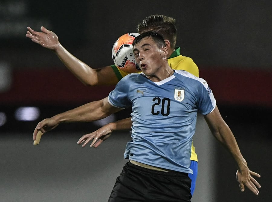 Federico Viñas en un partido contra la selección brasileña
