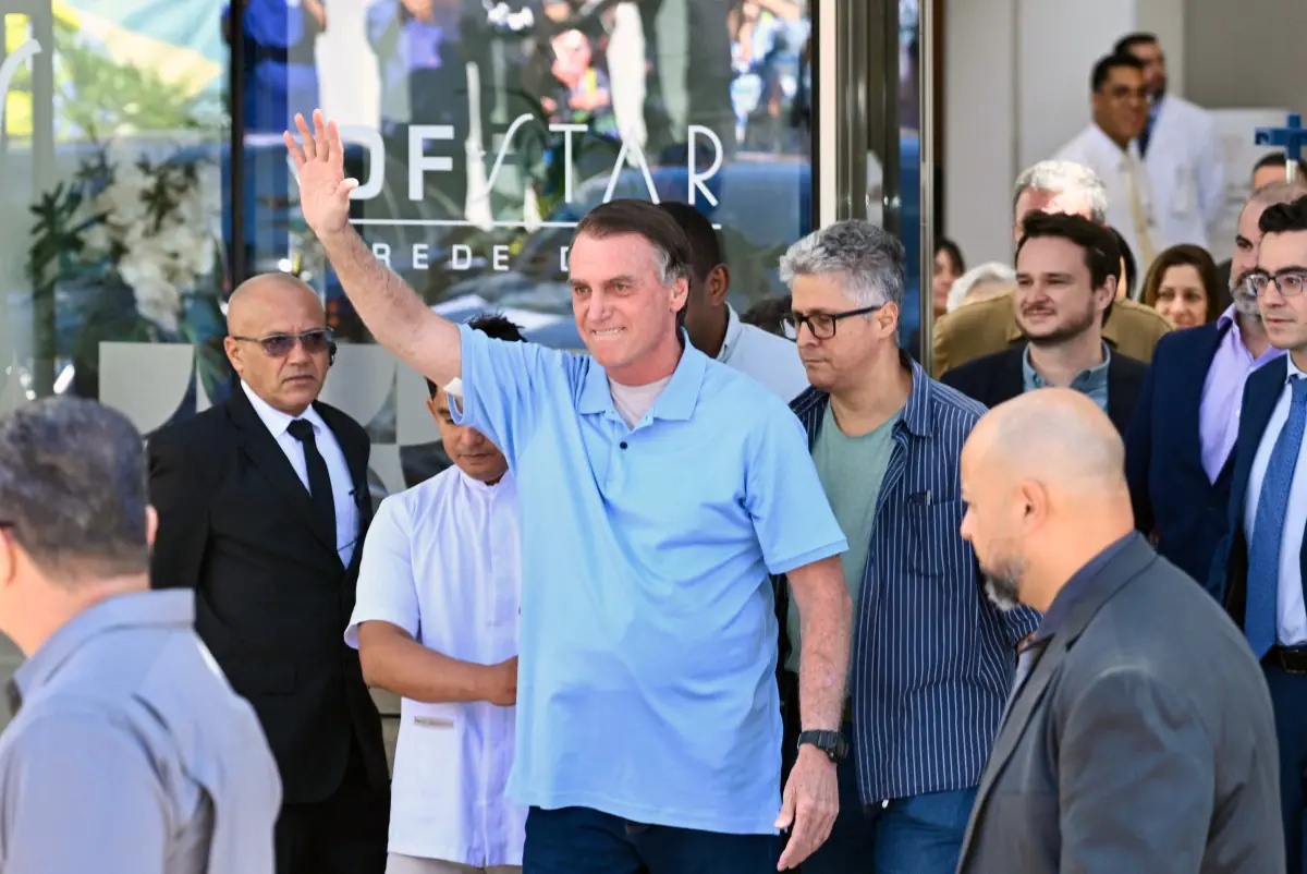 Bolsonaro saluda a su seguidores/AFP
