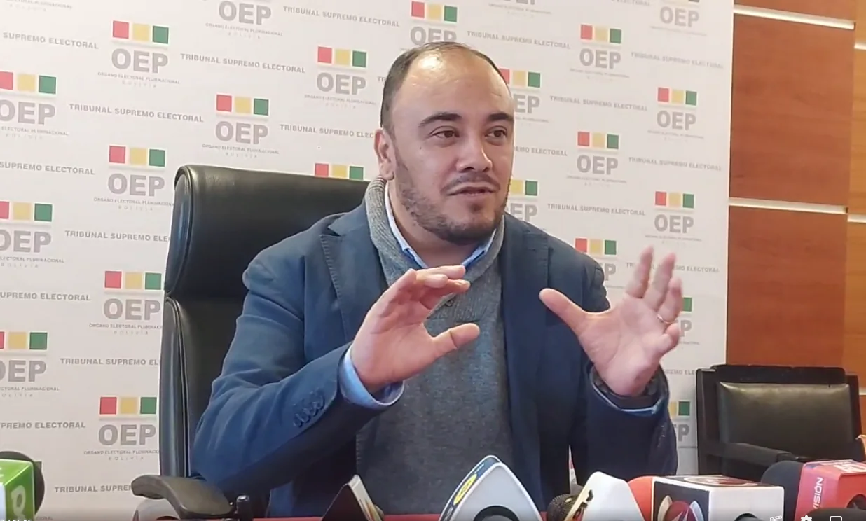 El vocal del TSE Gustavo Ávila brinda una conferencia de prensa.