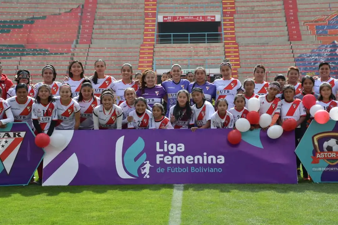 El plantel de Always Ready Campeón