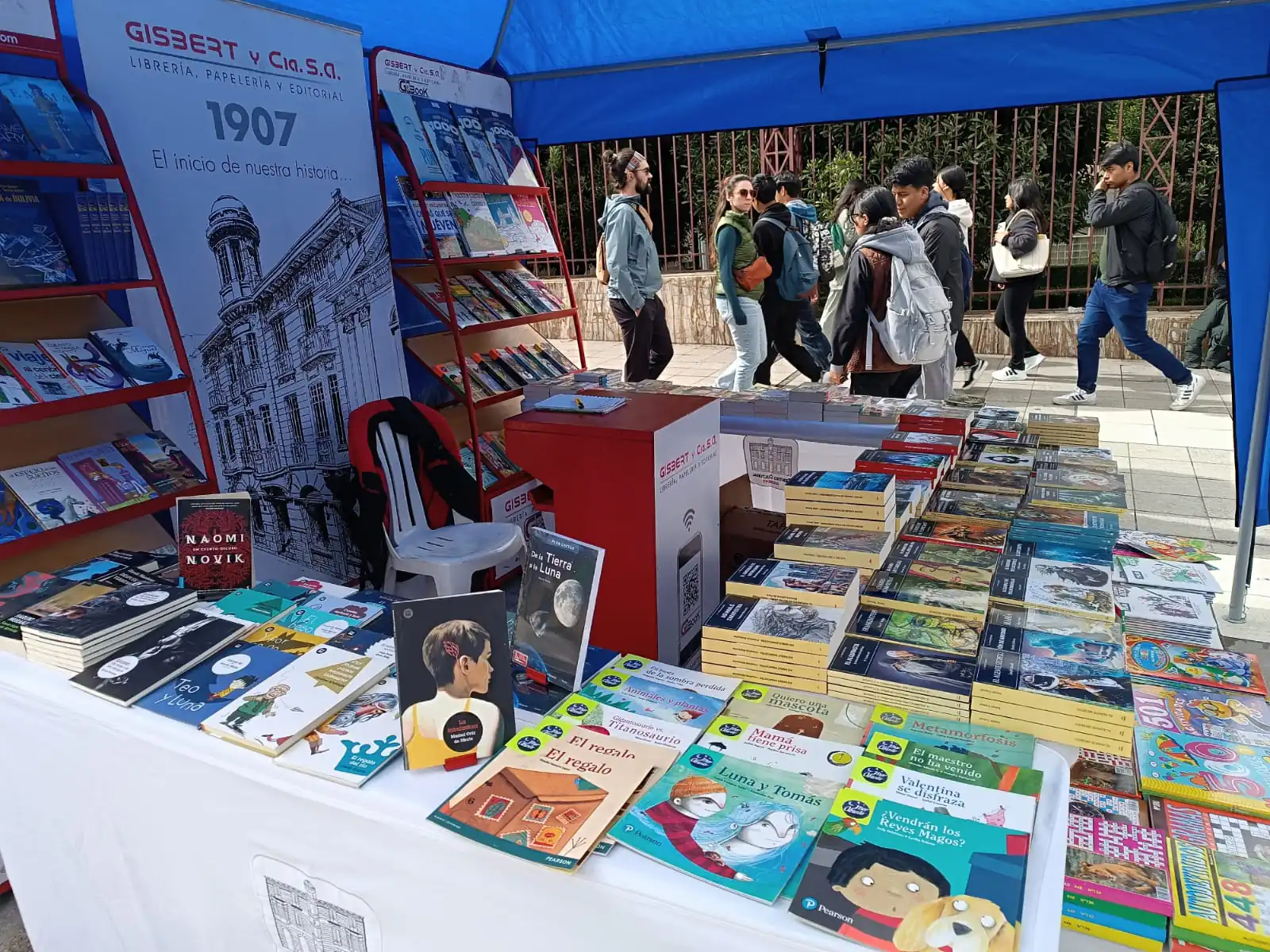 En la Plaza del Bicentenario se realiza la Jisk'a Feria del Libro. FOTO: CDLLP