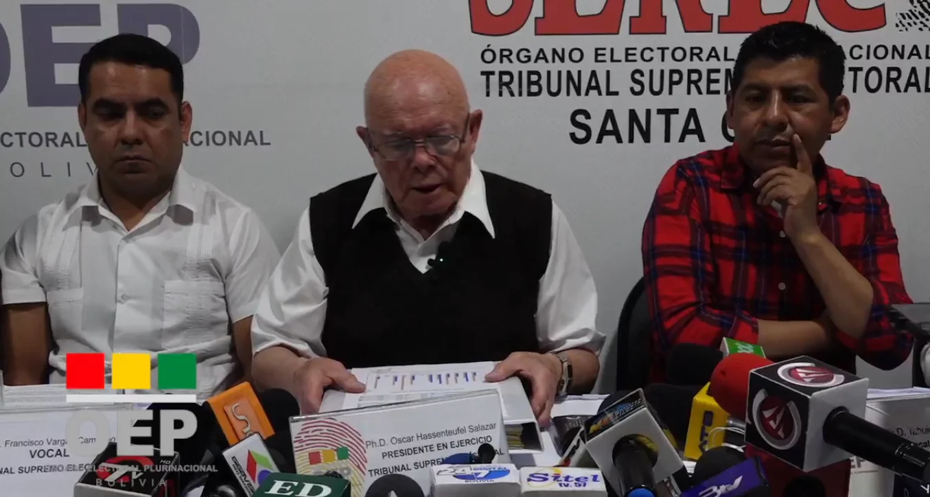 Los vocales del TSE brinda una conferencia de prensa.