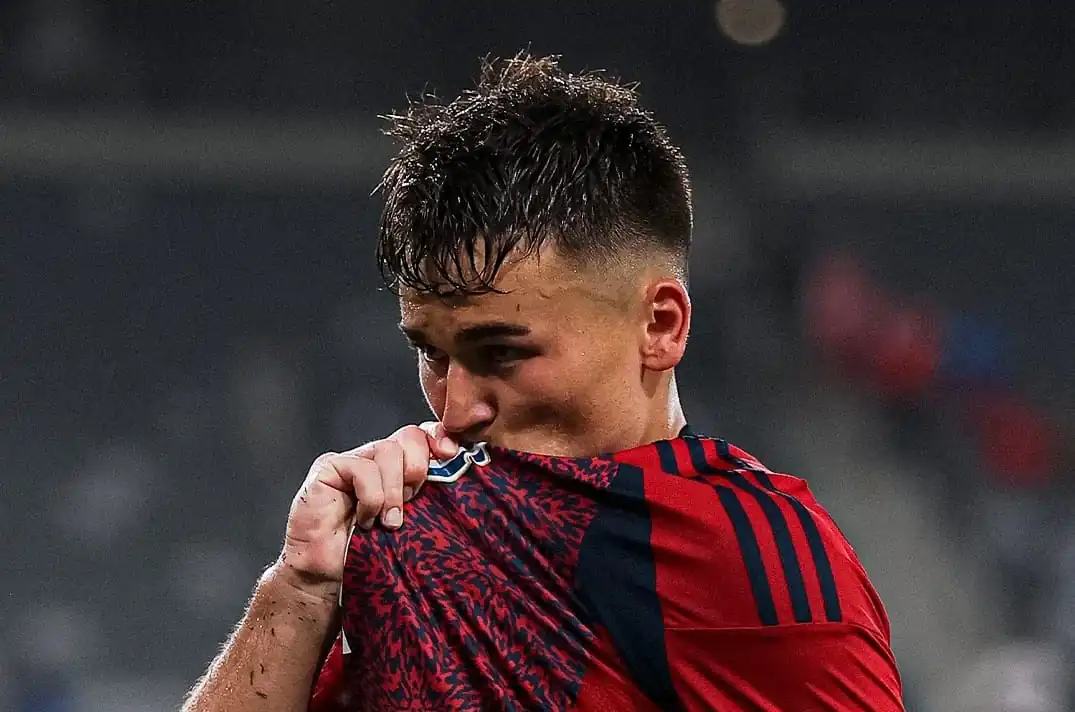 Manfred Ugalde celebra su gol