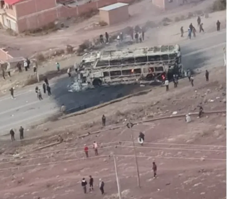 Comunarios evistas quemaron un bus en cercanías a Llallagua.
RRSS