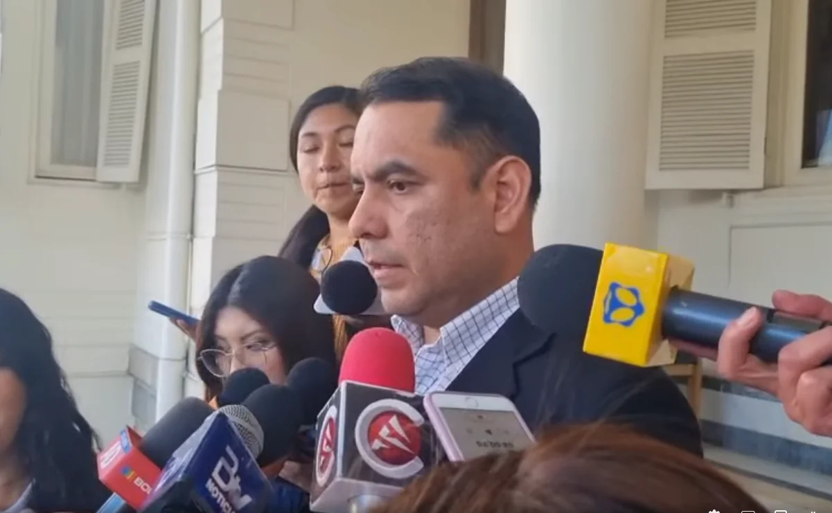 El vocal del TSE, Francisco Vargas, es entrevistado por la prensa.