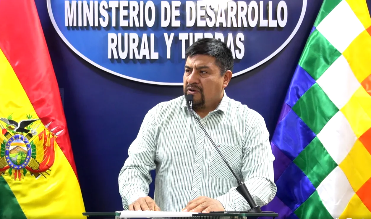 El ministro de Desarrollo Rural y Tierras, Yamil Flores, brinda una conferencia de prensa. Foto: Archivo.