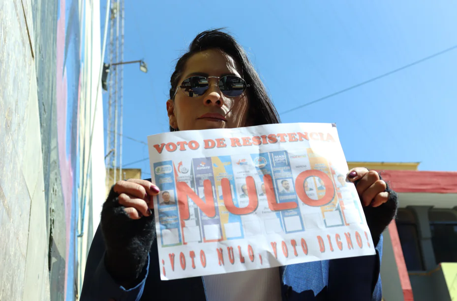 La concejal evista Wilma Alanoca promoviendo el voto nulo para las elecciones generales. Foto: Archivo.