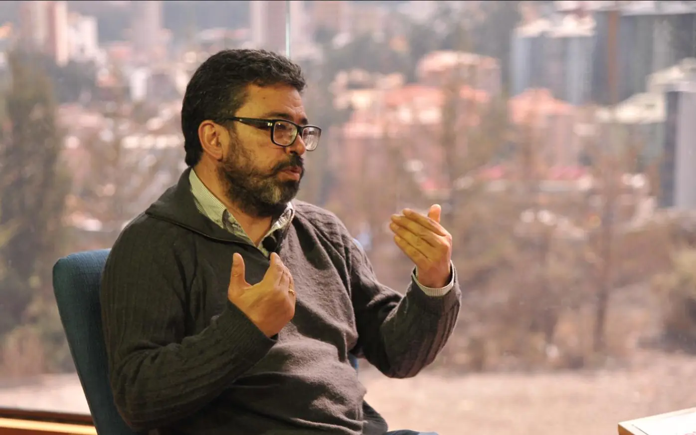 Fernando Molina en el set de Piedra, Papel y Tinta, de La Razón.