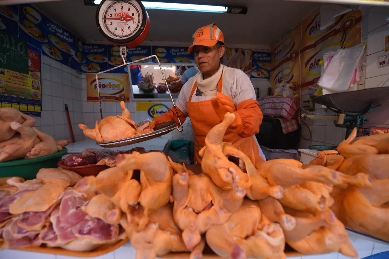 Venta de carne de pollo en un mercado de la ciudad de La Paz. (Archivo)