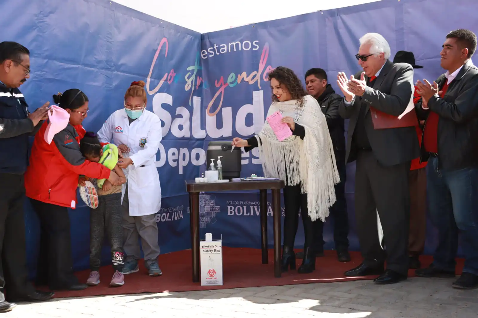 El Ministerio de Salud y la Alcaldía de El Alto comienzan campaña de vacunación contra el sarampión. FOTO: GAMEA