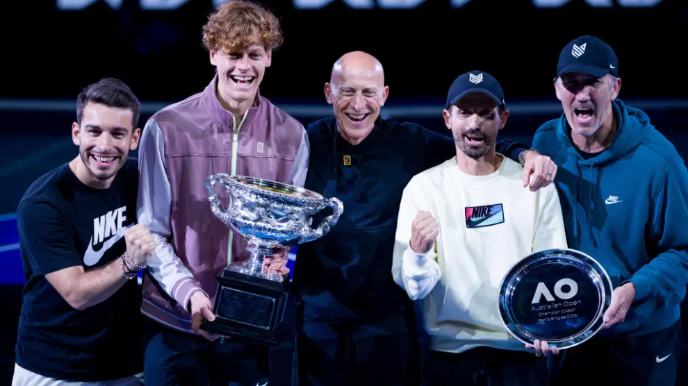 Jannik Sinner junto a su equipo en el Open de Australia. (FOTO: @RedesSociales)