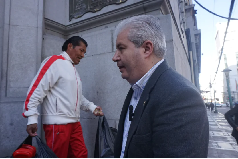 Enrique Urquidi, de Comunidad Ciudadana, antes de ingresar a la reunión. Foto: APG.