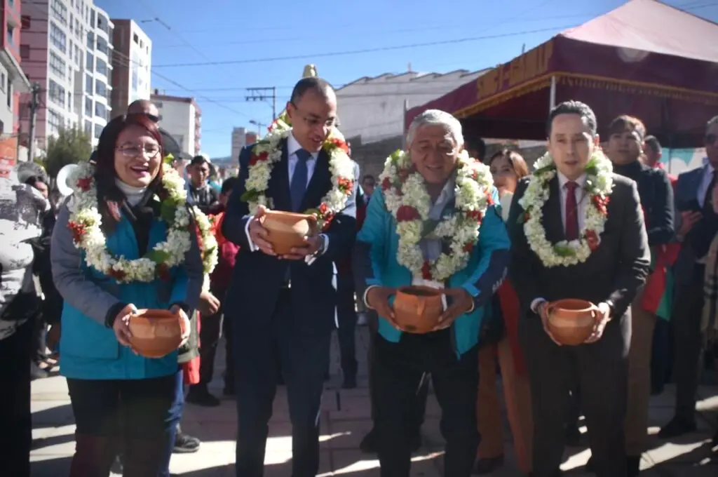 El alcalde Iván Arias en la inauguración de la plaza Egipto. FOTO: GAMLP