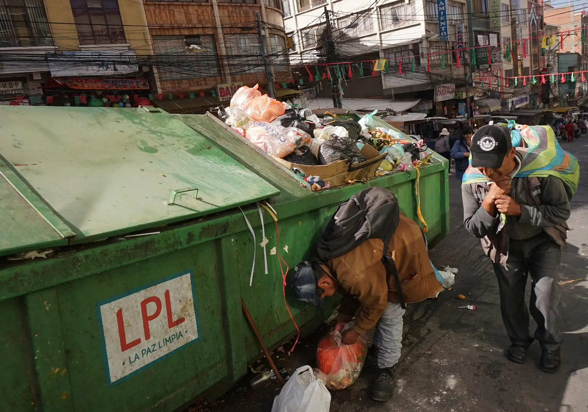 Varios contenedores quedaron repletos de basura. Foto: APG.