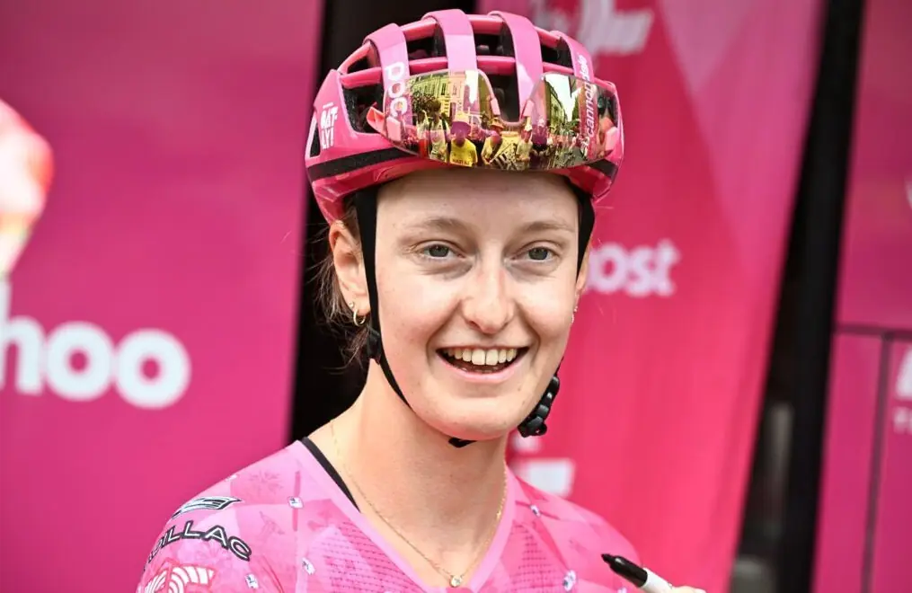 Ciclista francesa Cedrine Kerbaol observa antes del inicio de la 6ª etapa del Tour de Francia femenino. (FOTO: AFP)