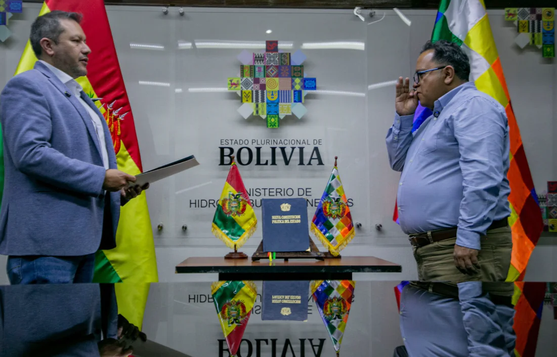 El ministro Gallardo posesiona a Nina como nuevo presidente de YLB. Foto: Ministerio de Hidrocarburos.