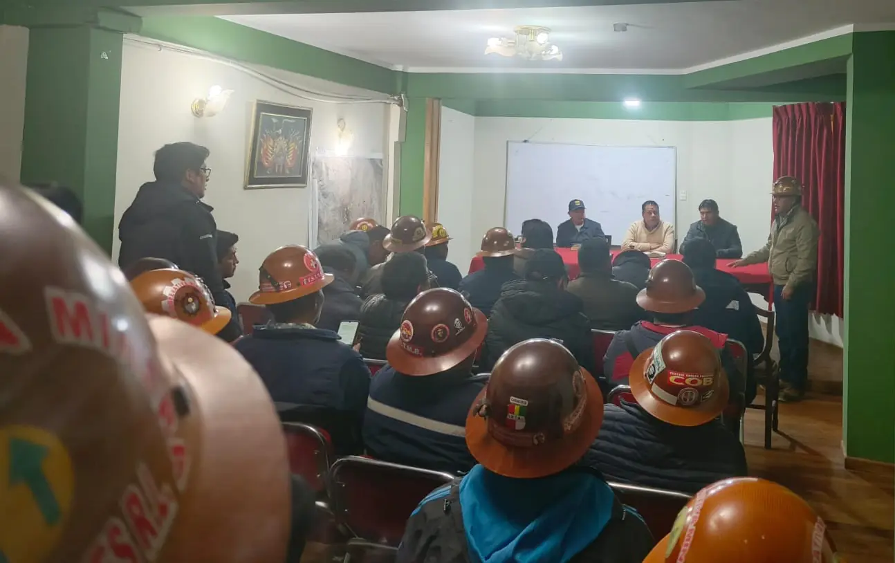 Reunión entre todos los sectores involucrados en la toma de la Mina Andacaba, en Potosí. (Foto: Comibol)