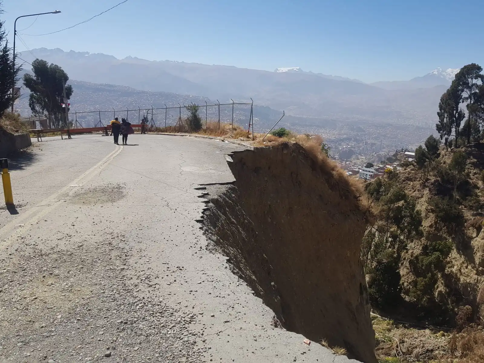 Vecinos de Tacagua caminan entre escombros e inseguridad por paralización de obras. FOTO: GAMLP
