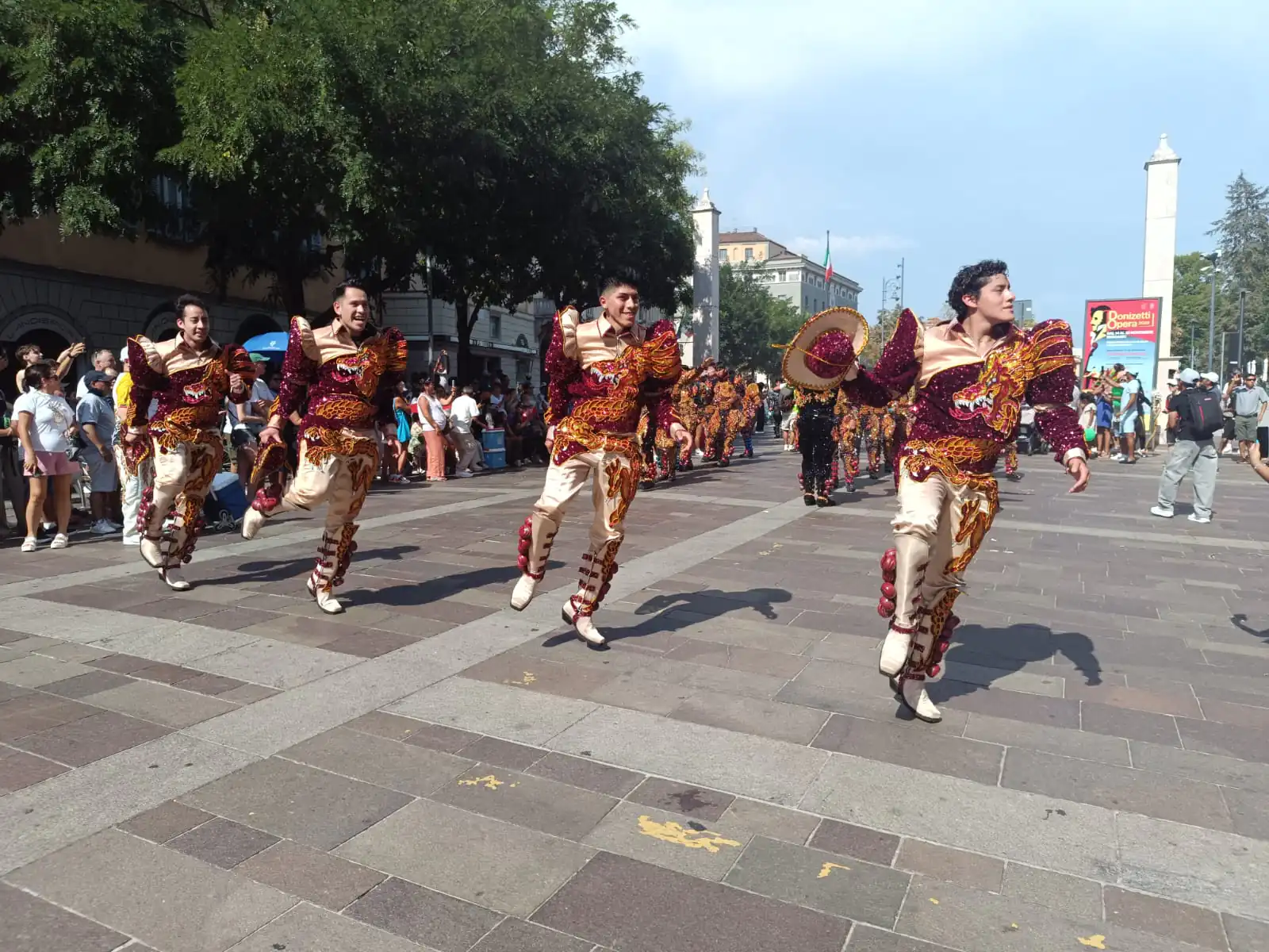 Residentes bolivianos en Bérgamo, Italia, celebraron la festividad de la Virgen de Urqupiña. FOTO: Tatiana Chávez