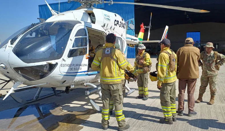 Uno de los helicópteros bolivianos que intenta sofocar incendios (imagen referencial). Foto: Defensa Civil.