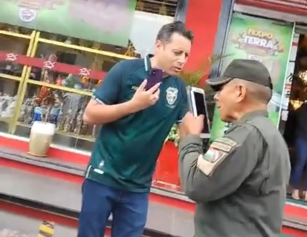El candidato a vicepresidente Edman Lara, en el altercado con un policía.