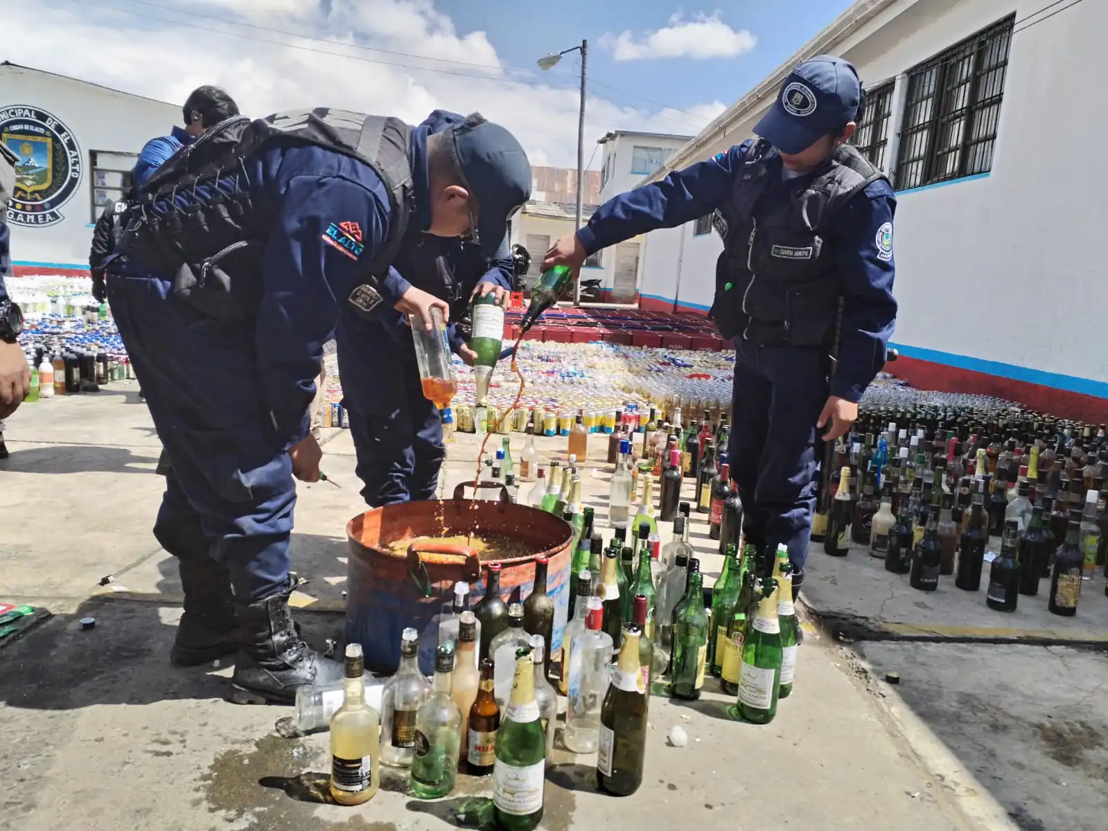 El total de bebidas fue destruido por la Alcaldía. Foto: GAMEA.